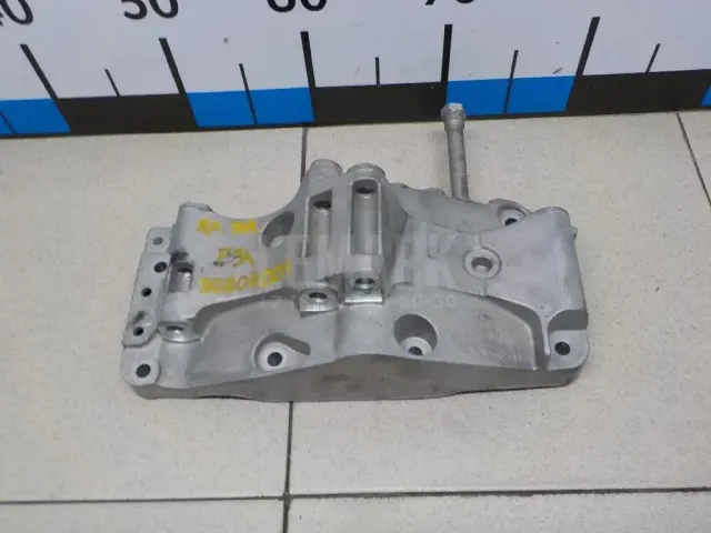 Кронштейн генератора для  CASE SV300 2012