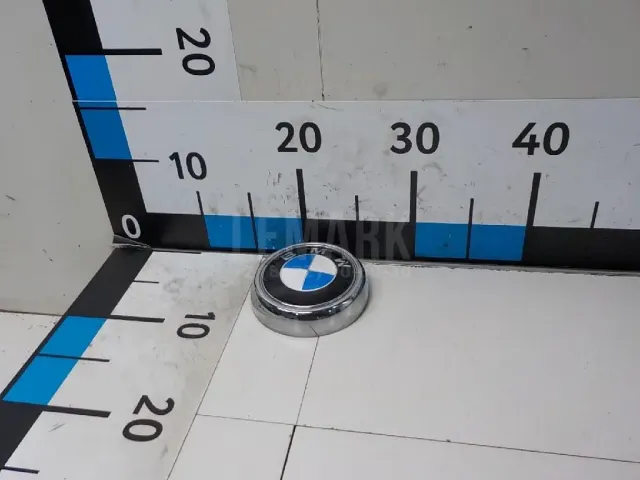 Эмблема на крышку багажника