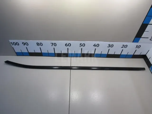 Накладка стекла переднего левого