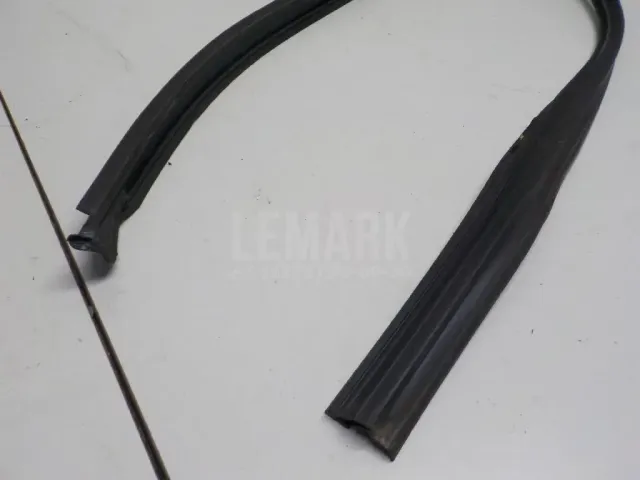 Уплотнитель стекла двери для  Ford C-MAX 2003-2010