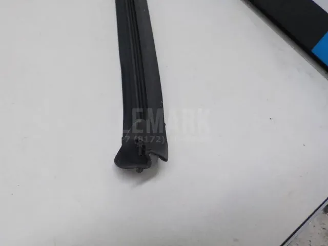 Уплотнитель стекла двери для  GM Pontiac Vibe 2002-2007
