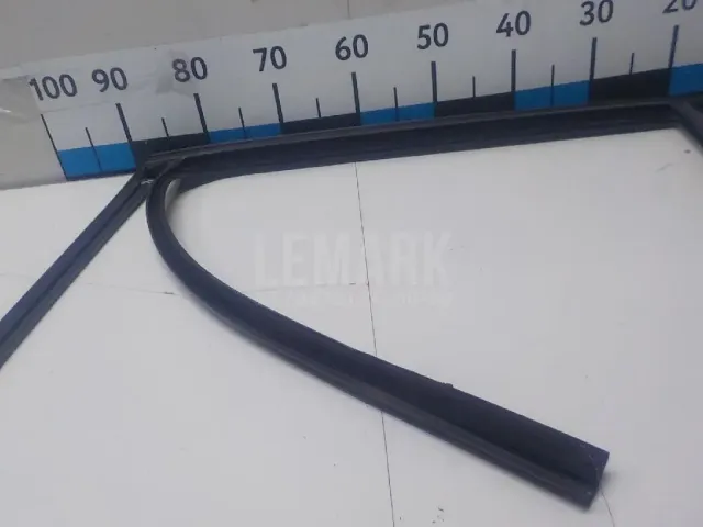 Уплотнитель стекла двери для  Ford C-MAX 2003-2010
