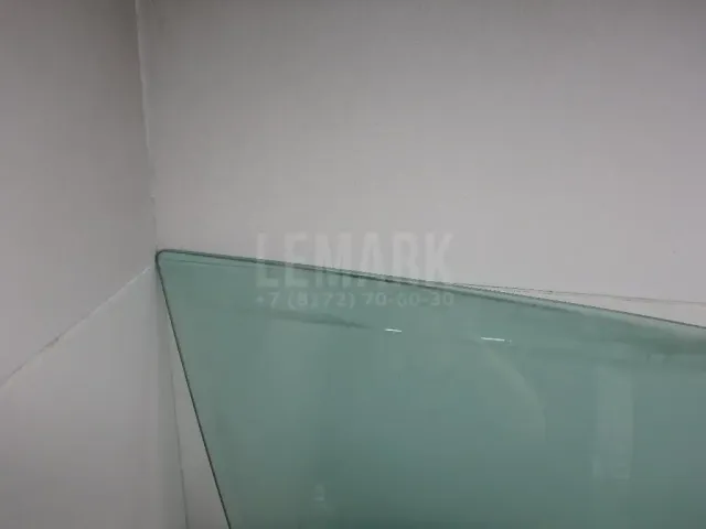 Стекло двери передней правой