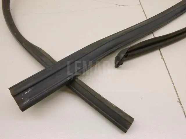Уплотнитель стекла двери для  Ford C-MAX 2003-2010