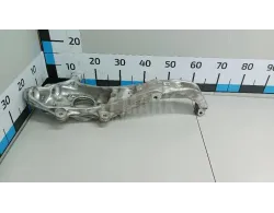Кулак поворотный передний правый