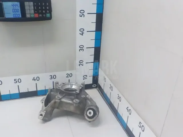 Кулак поворотный задний левый