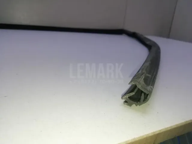 Уплотнитель стекла двери для  Geely Geometry C (GE13-J2) 2020