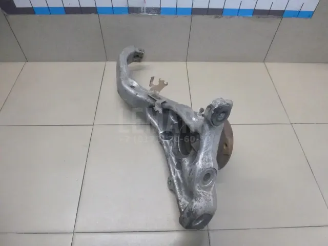Кулак поворотный передний левый