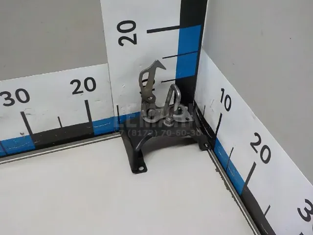 Замок капота