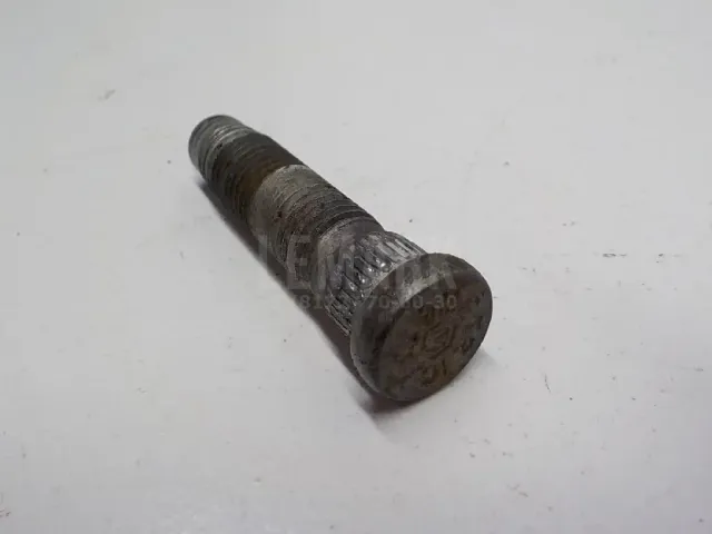 Шпилька колеса
