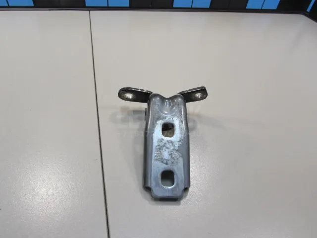 Петля двери передней для  GM Pontiac Vibe 2002-2007