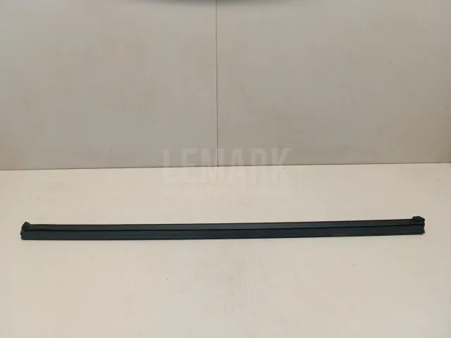 Накладка стекла переднего левого