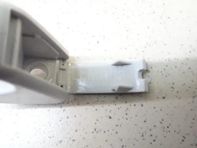 Крючок солнцезащитного козырька