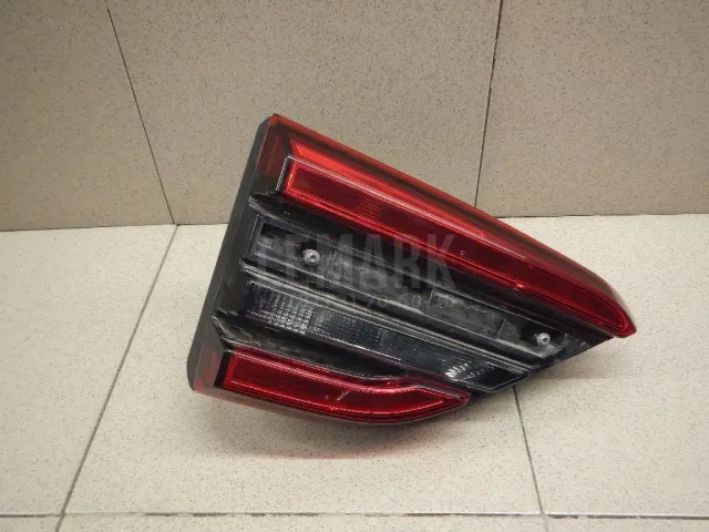 Фонарь задний внутренний левый для  Chrysler 300C 2011-2023