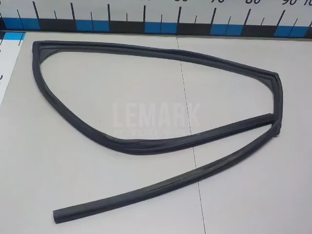 Уплотнитель стекла двери для  Haval M6 2021