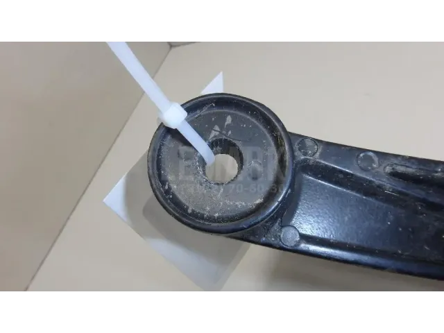 Поводок стеклоочистителя передний левый