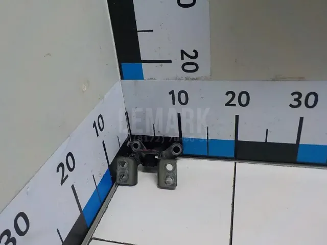 Петля двери багажника