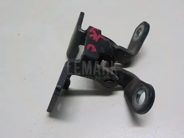 Петля двери багажника