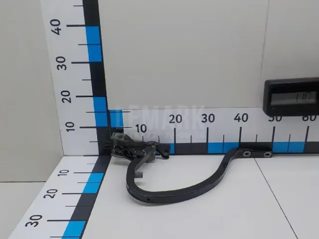Петля крышки багажника