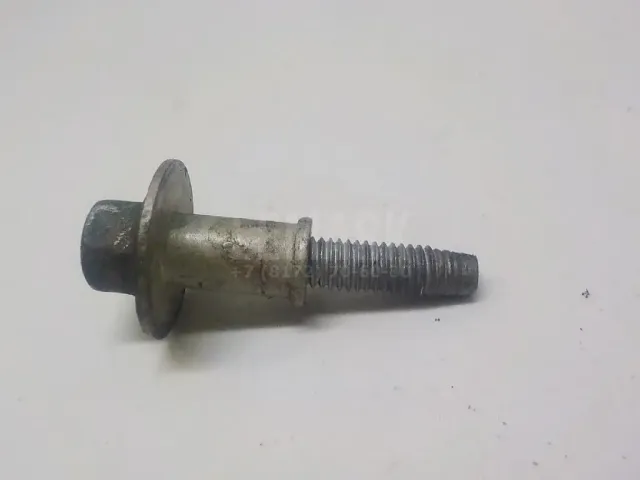 Болт клапанной крышки