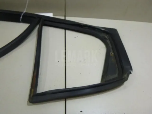 Уплотнитель стекла двери для  BMW X1 F48 2014-2022