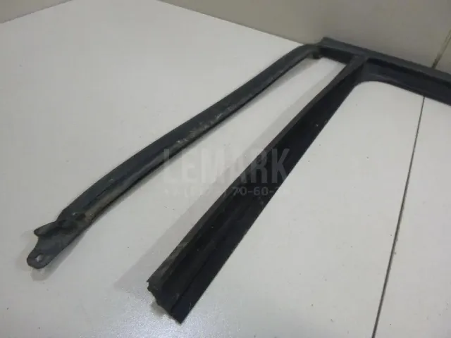 Уплотнитель стекла двери для  BMW X1 F48 2014-2022