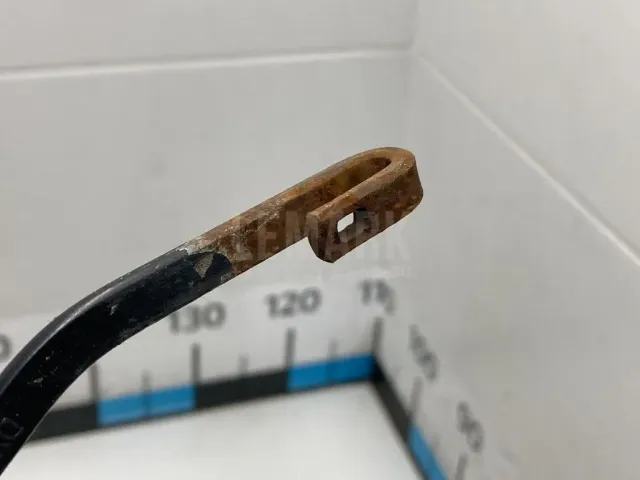 Поводок стеклоочистителя передний левый