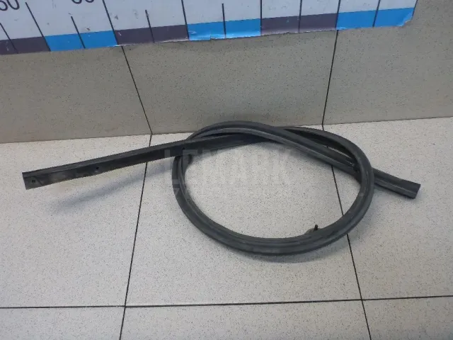 Уплотнитель капота