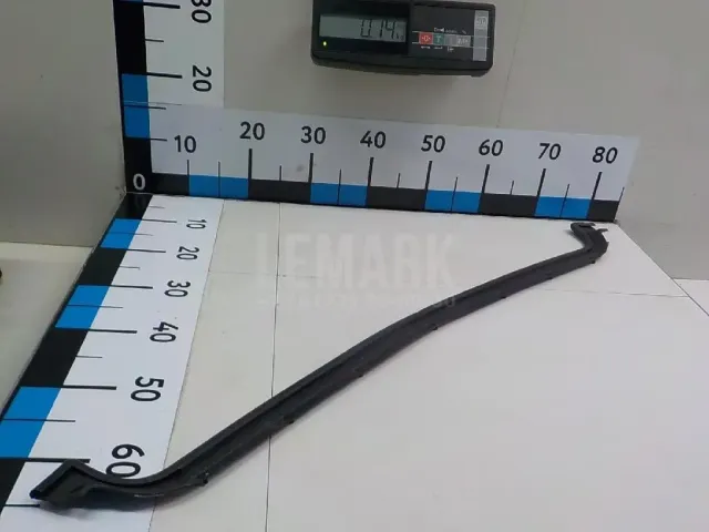 Уплотнитель капота для  GM Pontiac Vibe 2002-2007