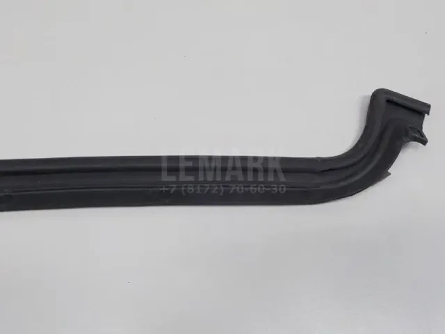 Уплотнитель капота для  GM Pontiac Vibe 2002-2007
