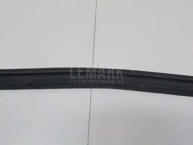 Уплотнитель капота для  GM Pontiac Vibe 2002-2007