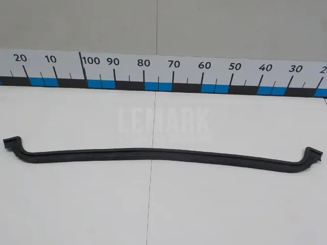 Уплотнитель капота для  GM Pontiac Vibe 2002-2007