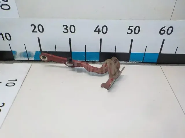 Петля капота левая
