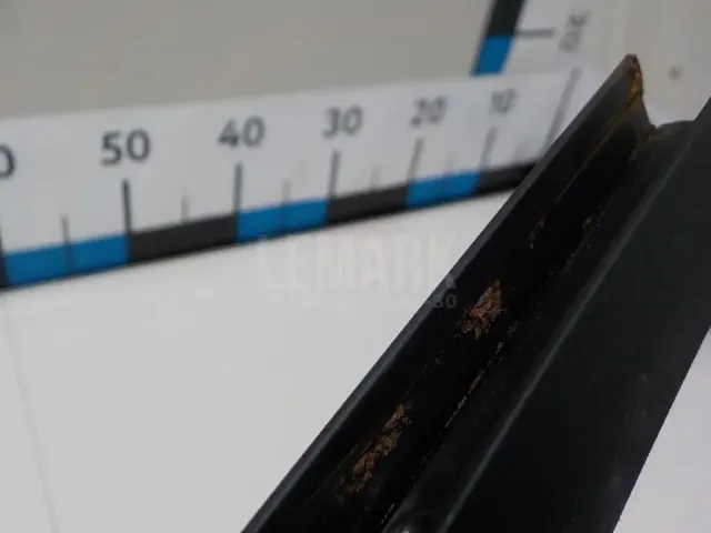 Направляющая стекла двери