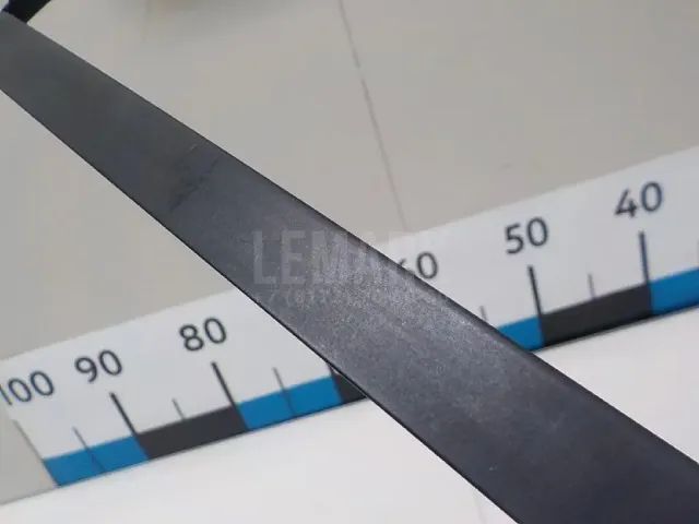 Направляющая стекла двери