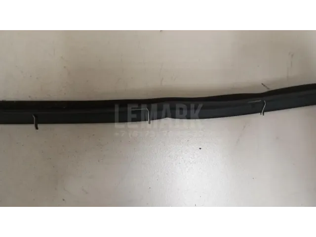 Накладка стекла переднего правого для  Chrysler Grand Voyager/Grand Caravan (RT) 2007-2020