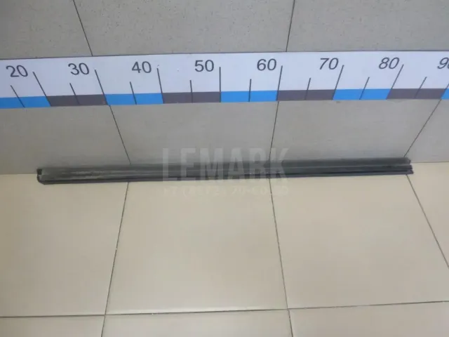 Накладка стекла переднего левого