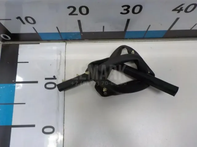 Уплотнитель капота
