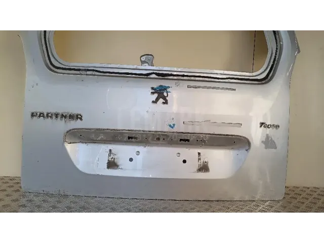 Дверь багажника