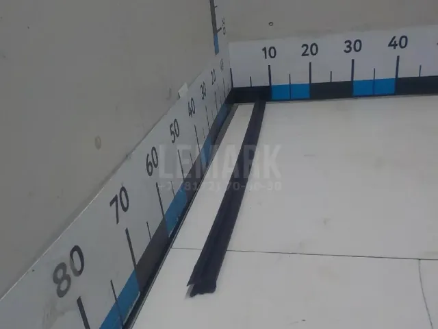 Накладка стекла переднего левого