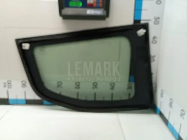 Стекло кузовное глухое правое для  Citroen Saxo 1999-2003