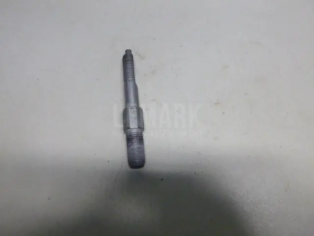 Болт кронштейна опоры