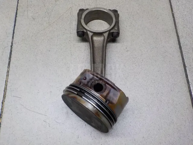 Поршень с шатуном для  Audi V8 1988-1994