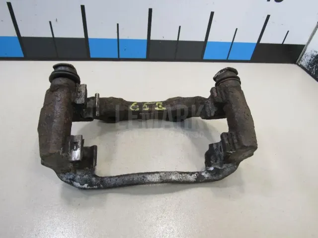 Скоба суппорта переднего левого для  Chevrolet Captiva (C100) 2006-2010