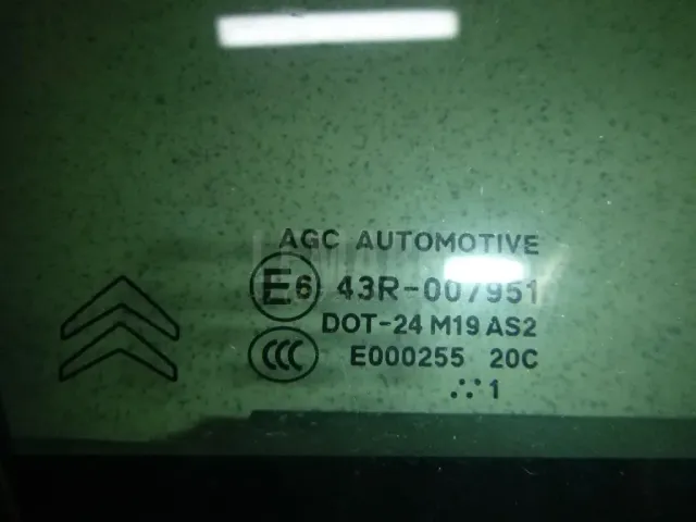 Стекло двери передней правой (форточка) для  BMW Z8 E52 2000-2003