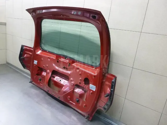 Дверь багажника со стеклом