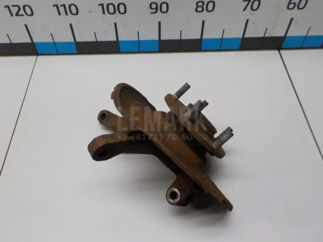 Кулак поворотный передний правый