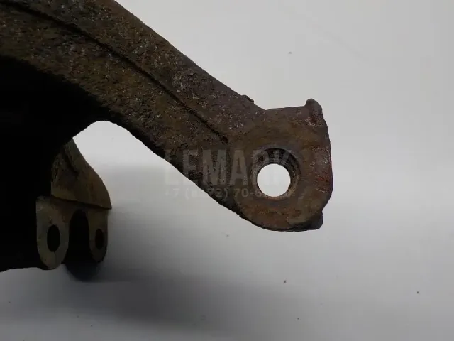 Кулак поворотный передний левый