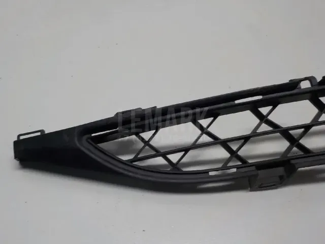 Решетка в бампер центральная для  Ford Focus III 2011-2019
