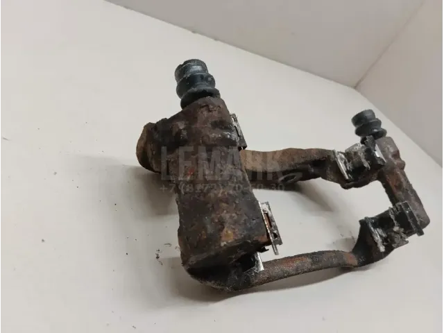 Скоба суппорта переднего левого для  Chrysler Sebring/Dodge Stratus 2001-2007